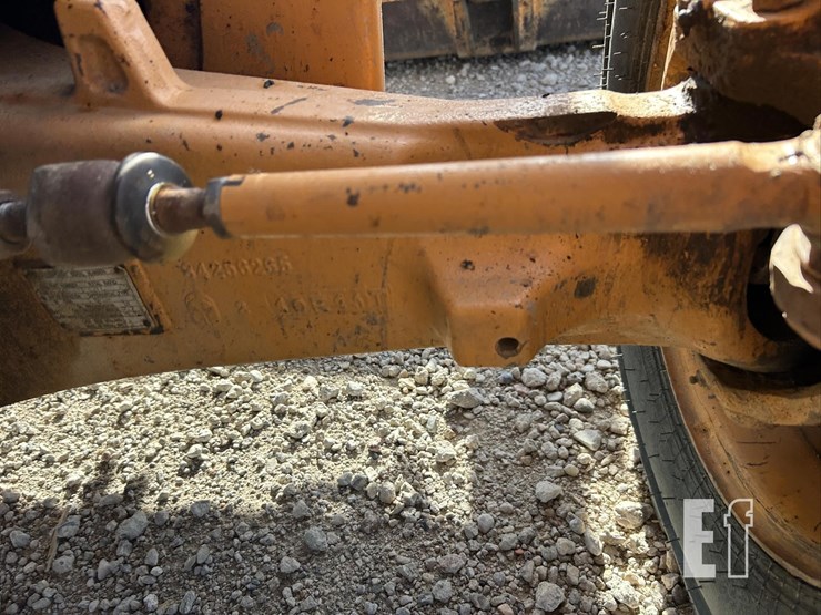 2011-case-580sn-image-26
