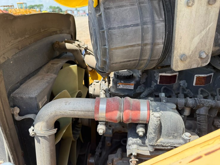 2009-new-holland-b95b-image-40