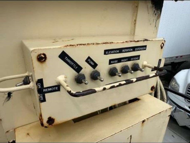 2015-freightliner-m2-106-image-11