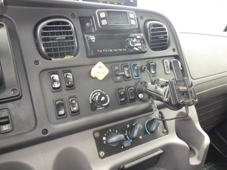 2020-freightliner-m2-106-image-16
