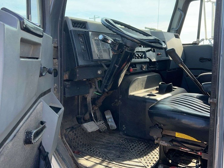 1993-international-8100-image-13