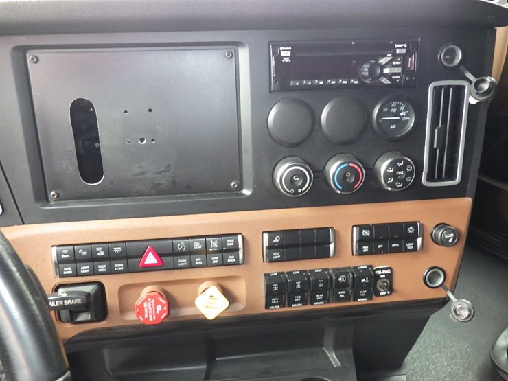 2021-freightliner-cascadia-126-image-21