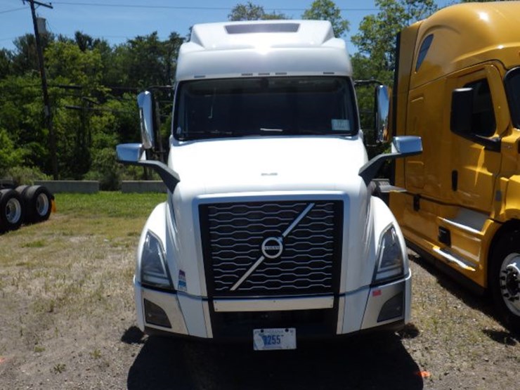 2022-volvo-vnl860-image-2
