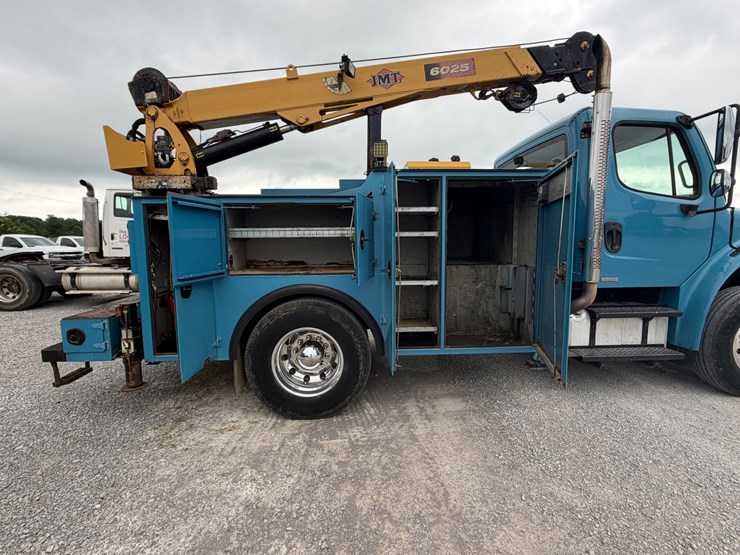 2008-freightliner-m2-106-image-34