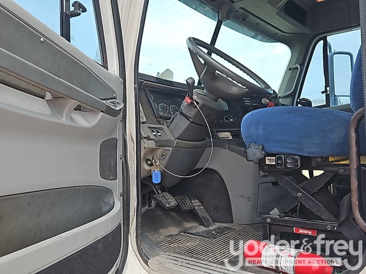 2007-freightliner-columbia-120-image-21