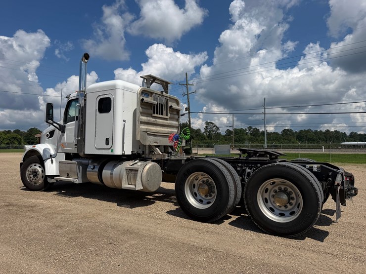 2021-peterbilt-567-image-4