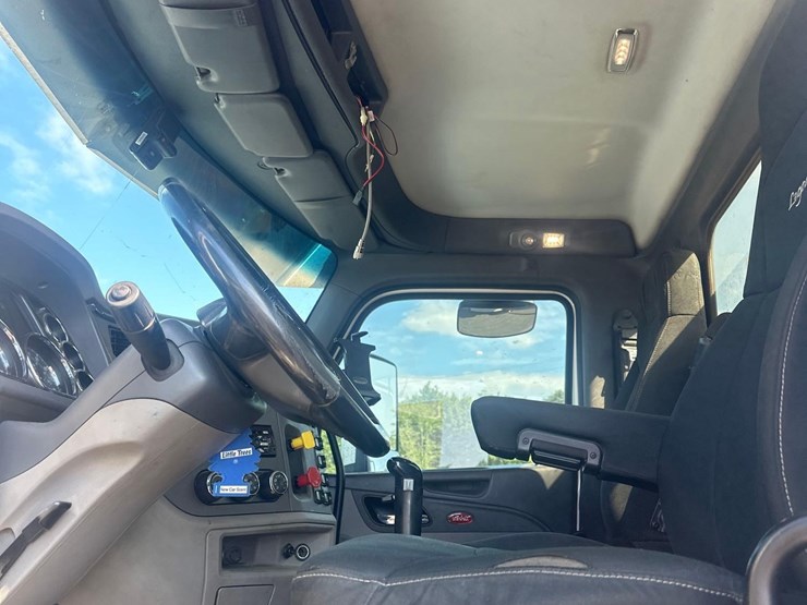 2016-peterbilt-567-image-27