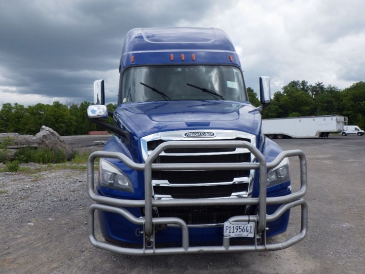 2020-freightliner-cascadia-126-image-2