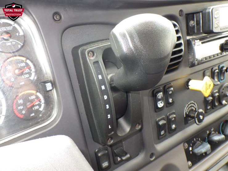 2020-freightliner-m2-106-image-12