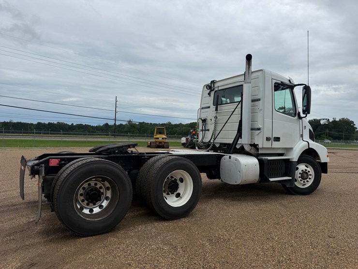 2015-volvo-vnm64t200-image-3