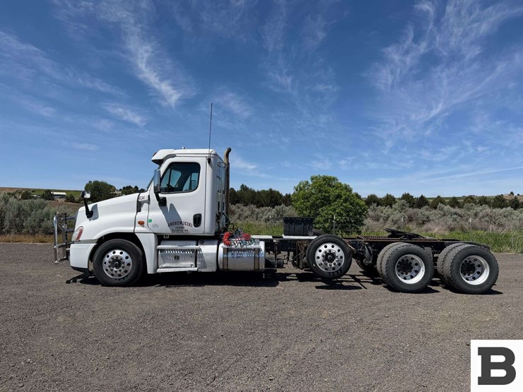 2016-freightliner-cascadia-125-image-2