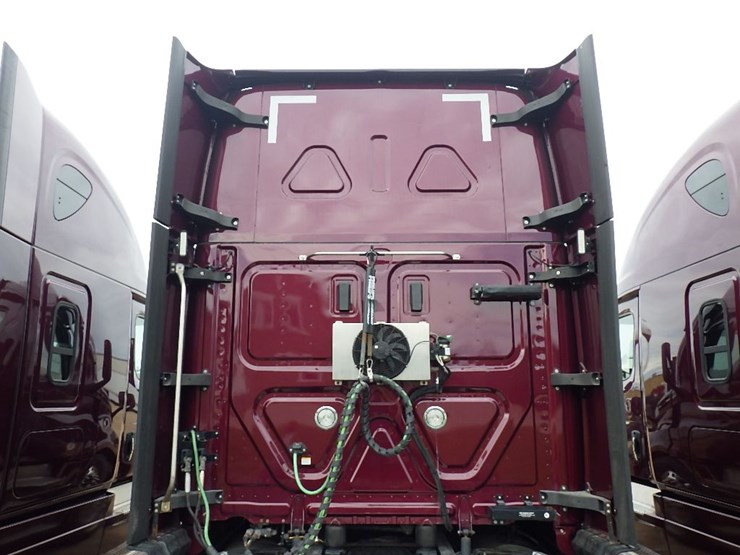 2021-freightliner-cascadia-126-image-15