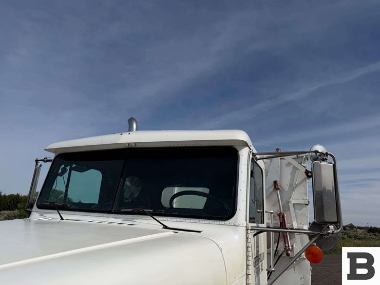 1989-freightliner-fld120-image-10