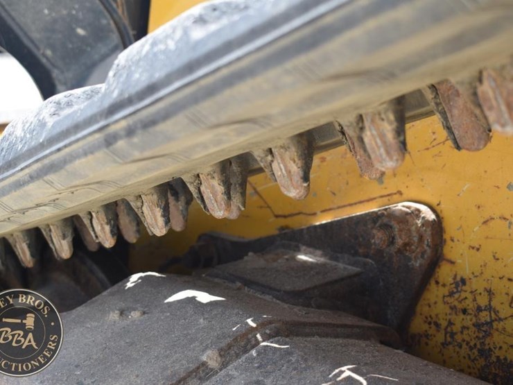 2019-deere-317g-image-23