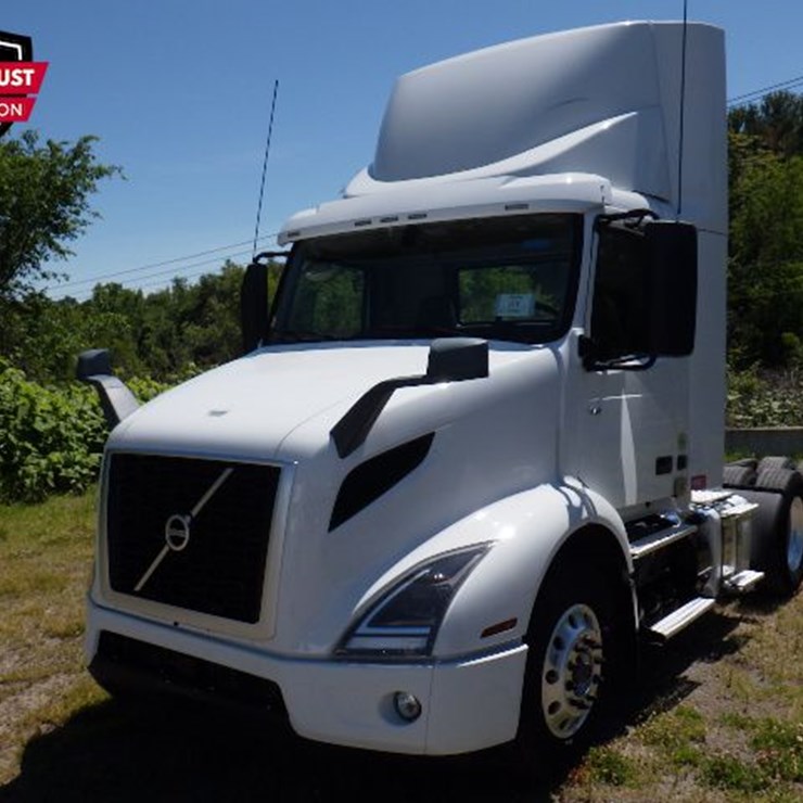 2021 VOLVO VNR300