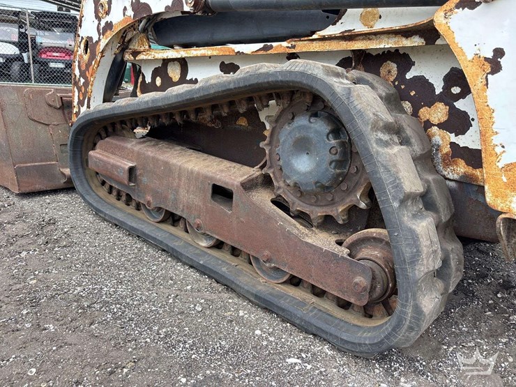 compact-track-loader-skid-steer-image-27