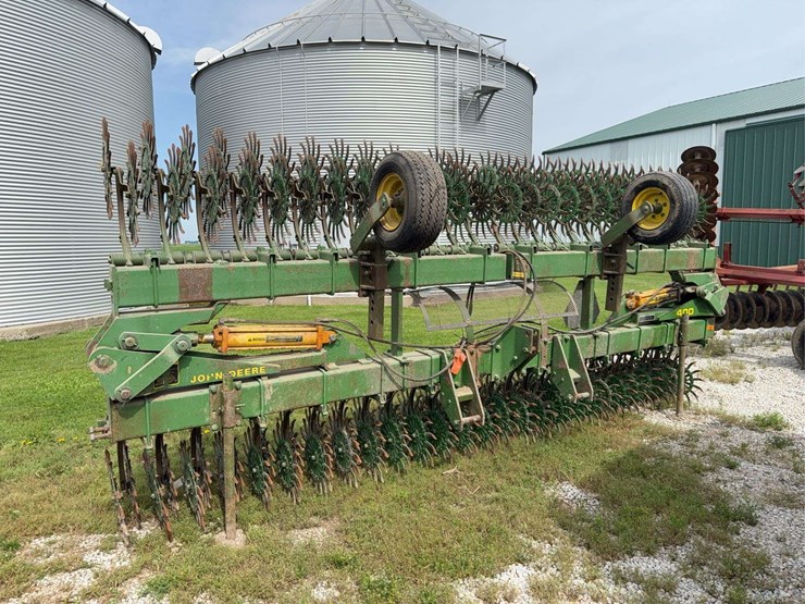 john-deere-400-image-1