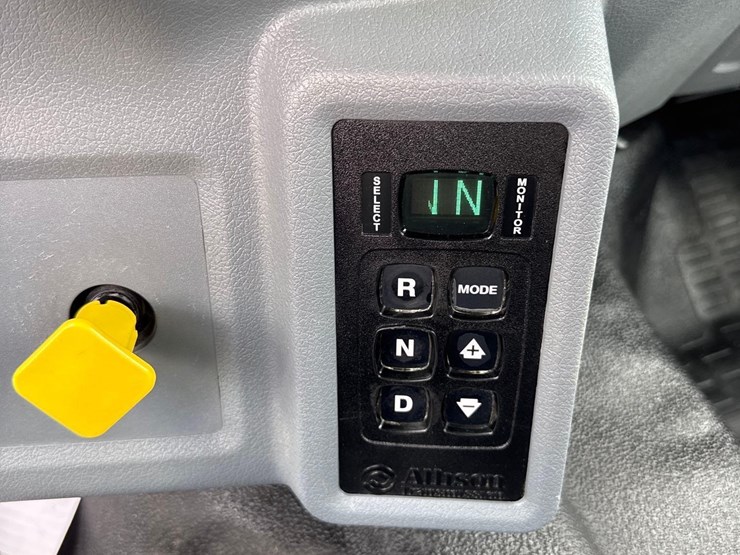 2015-ford-f750-xlt-image-32