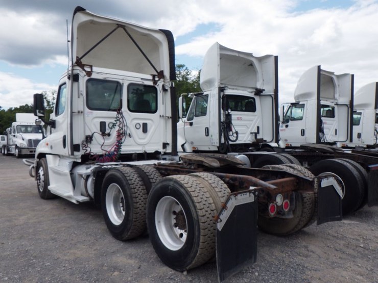 2017-freightliner-cascadia-125-image-12