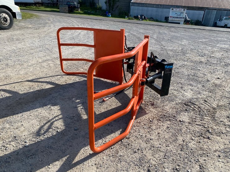 new---skidsteer-bale-grabber-image-2