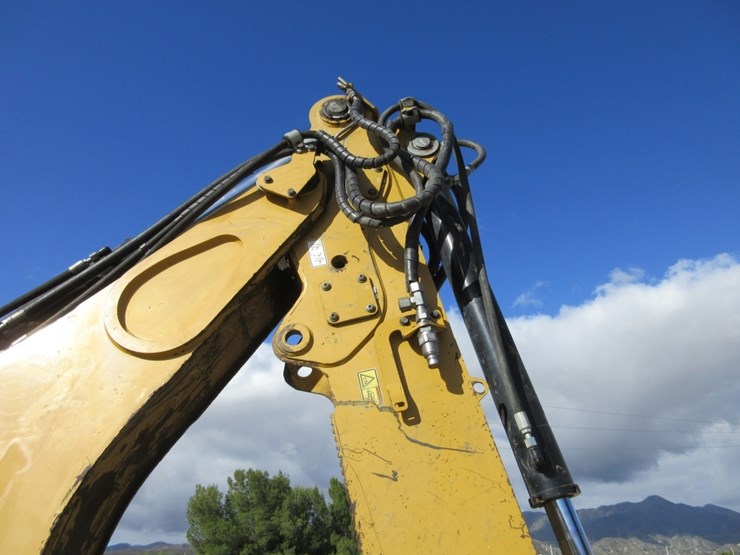 2013-caterpillar-420f-image-23