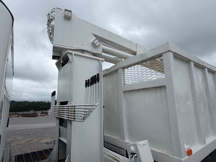 2008-freightliner-m2-106-image-10