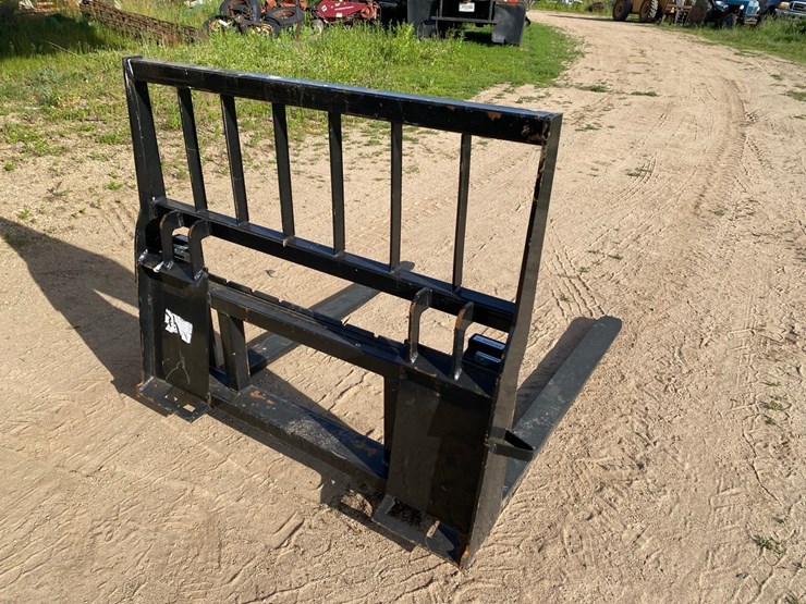 new---skidsteer-pallet-forks-image-2
