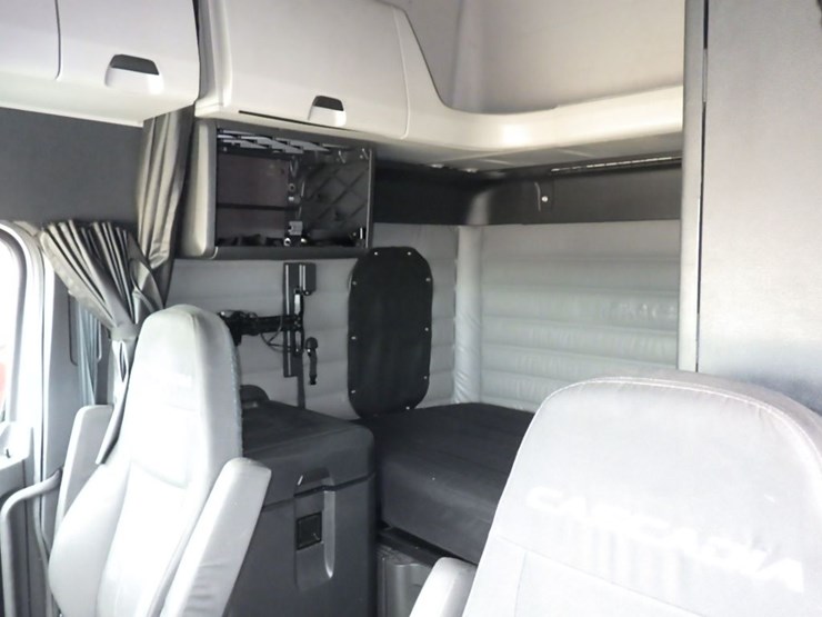 2022-freightliner-cascadia-126-image-23