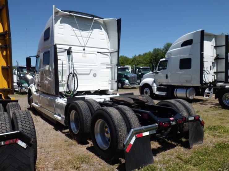 2022-volvo-vnl860-image-11