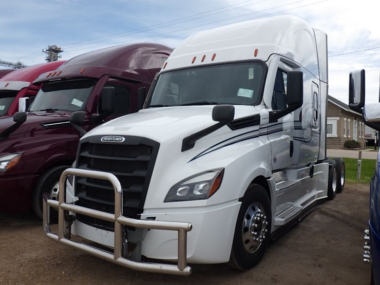 2022-freightliner-cascadia-126-image-1