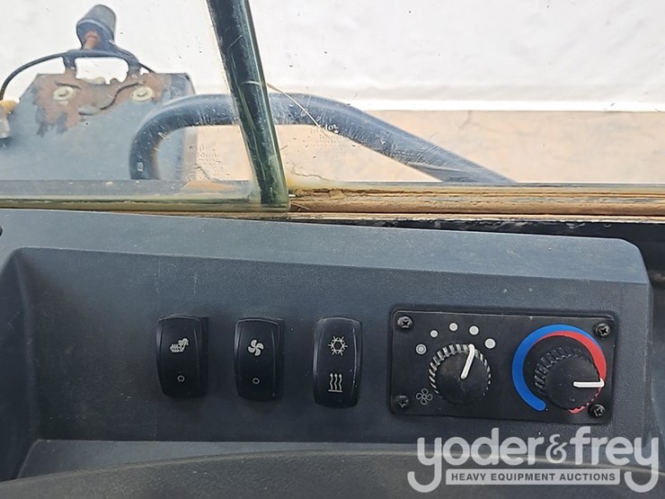 2019-deere-700k-image-24