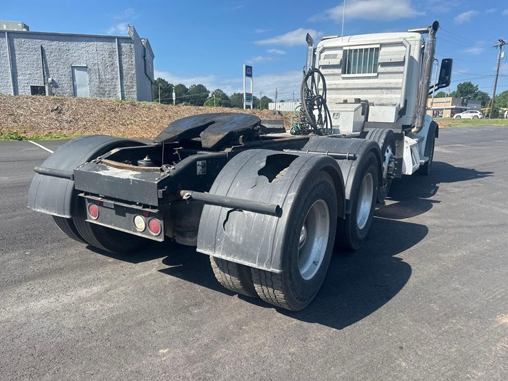 2016-peterbilt-567-image-7