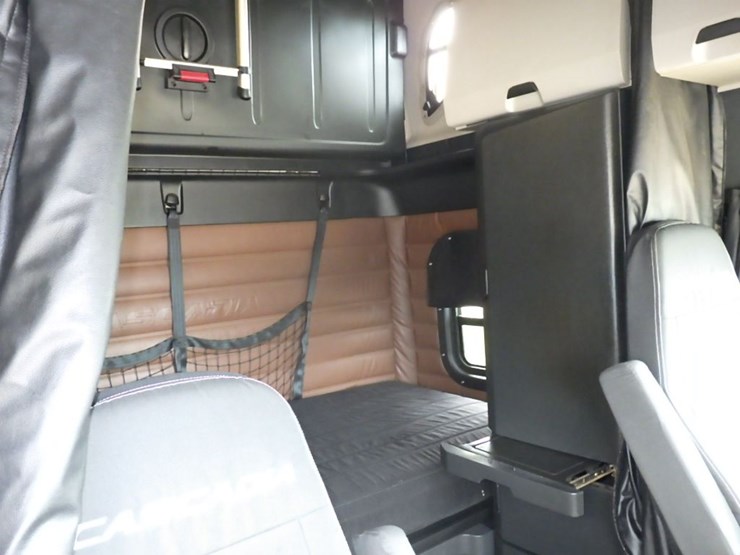2023-freightliner-cascadia-126-image-4