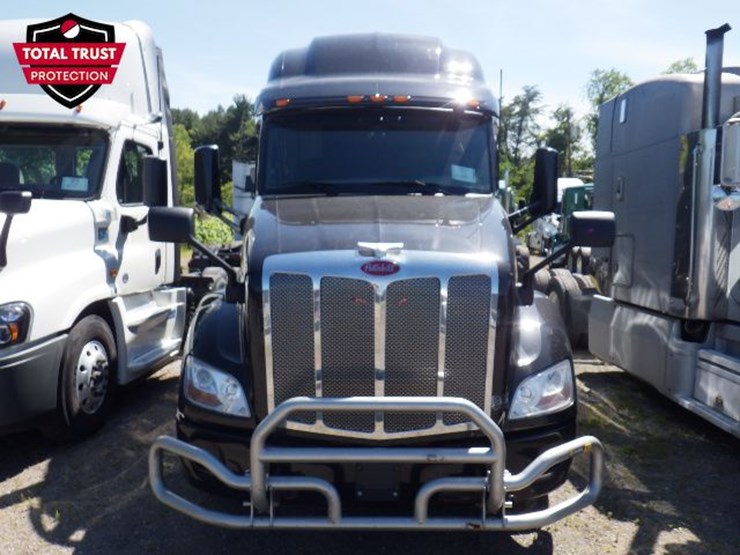 2022-peterbilt-579-image-2