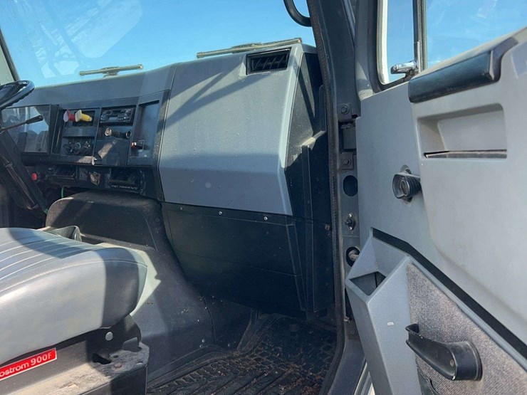1993-international-8100-image-12