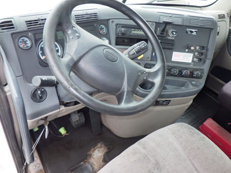 2017-freightliner-cascadia-125-image-17