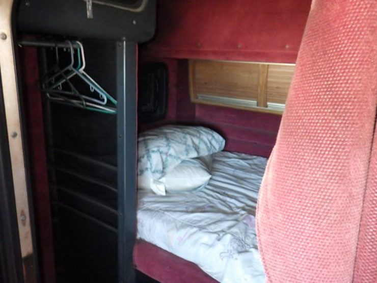 1993-peterbilt-377-image-21