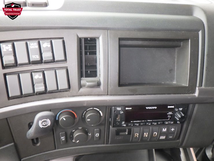 2022-volvo-vnl860-image-23