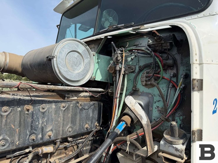 1989-freightliner-fld120-image-43