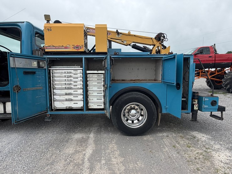 2008-freightliner-m2-106-image-28