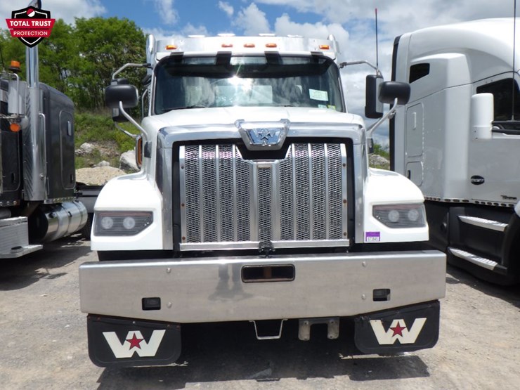 2022-western-star-49x-image-2