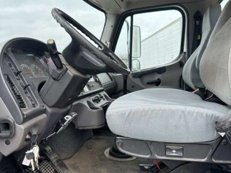 2015-freightliner-m2-106-image-13