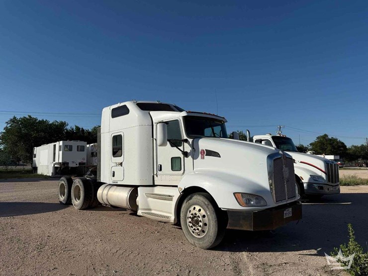 2013-kenworth-t660-image-1