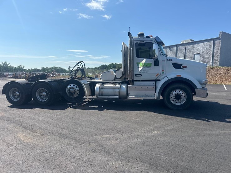 2016-peterbilt-567-image-10