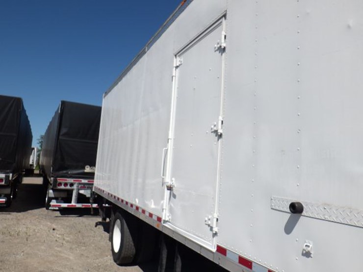 2016-freightliner-m2-106-image-5