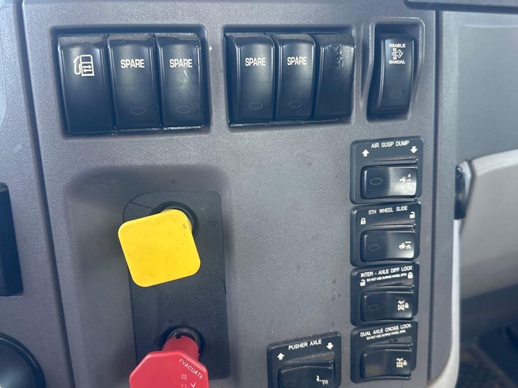 2016-peterbilt-567-image-31