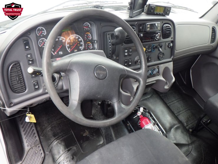 2020-freightliner-m2-106-image-12