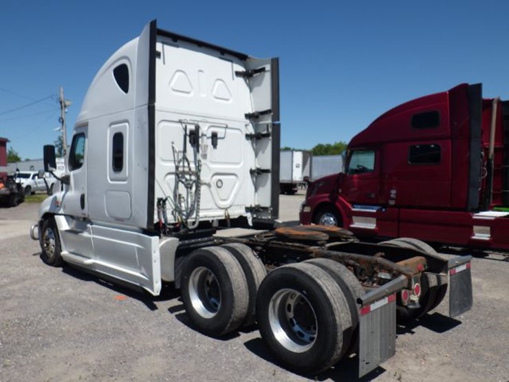 2017-freightliner-cascadia-125-image-13