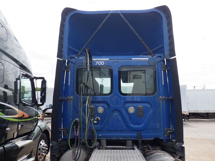 2015-freightliner-cascadia-125-evolution-image-11