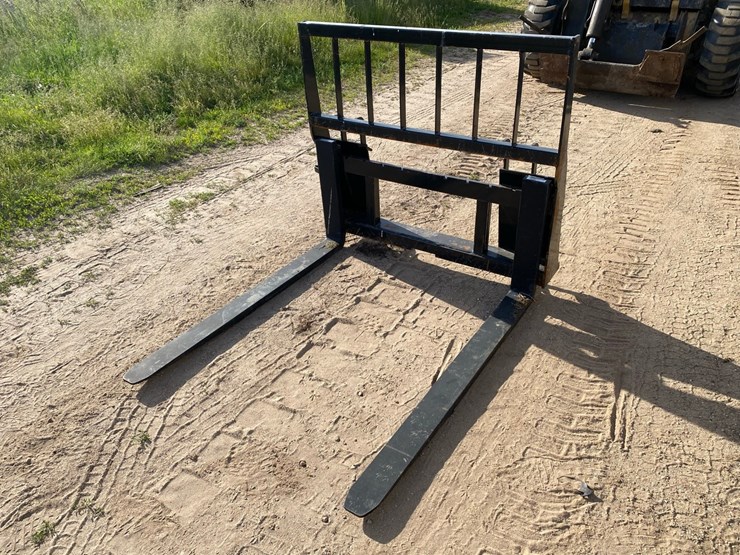 new---skidsteer-pallet-forks-image-7